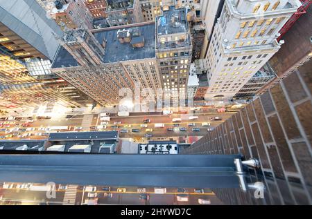 Super Wolkenkratzer in Midtown Manhattan, Luftaufnahme von der Dachterrasse mit Verkehr Überlegungen auf das Gebäude in der Nacht. Stockfoto