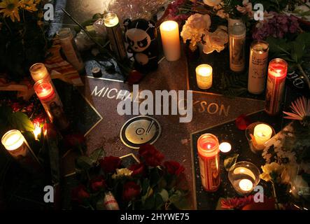 Tribute auf Michael Jacksons Star auf dem Hollywood Walk of Fame vor Graumans chinesischem Theater in Hollywood, USA Stockfoto