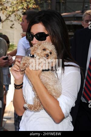 Ashley Tisdale nimmt vor ihrem Auftritt im The Grove in Los Angeles, USA, an einem Soundcheck Teil Stockfoto