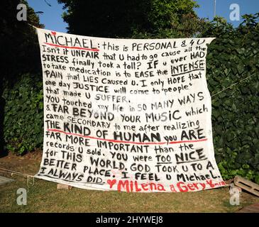 Michael Jackson Gedenkstätten sind vor seinem Familienhaus in Encino, Kalifornien, zu sehen. Stockfoto