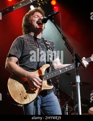 Tom Johnston von den Doobie Brothers tritt in einem Konzert im Bethel Woods Center for the Arts, Bethel, New York, auf. Stockfoto