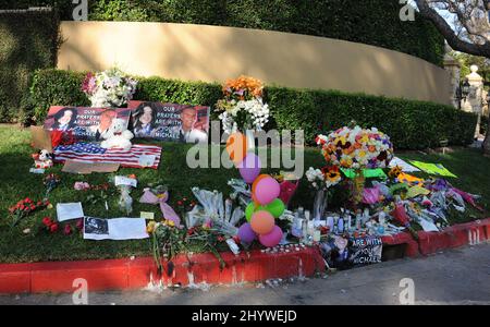 Michael Jackson Gedenkstätten sind vor seinem Familienhaus in Encino, Kalifornien, zu sehen. Stockfoto