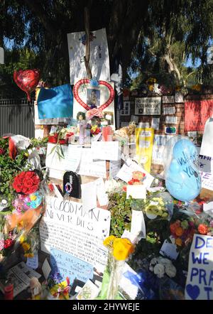 Michael Jackson Gedenkstätten sind vor seinem Familienhaus in Encino, Kalifornien, zu sehen. Stockfoto