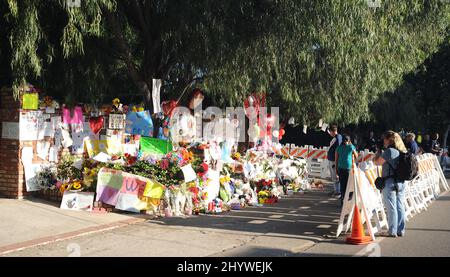 Michael Jackson Gedenkstätten sind vor seinem Familienhaus in Encino, Kalifornien, zu sehen. Stockfoto