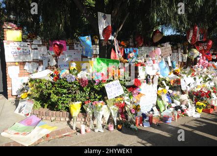 Michael Jackson Gedenkstätten sind vor seinem Familienhaus in Encino, Kalifornien, zu sehen. Stockfoto