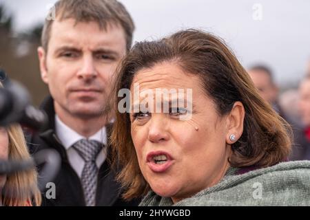 Mary Lou McDonald (TD), die Vorsitzende von Sinn Fein, spricht als Ruairí Ó Murchú (TD) bei der Drogheda-Friedenskundgebung am 25.. Januar 2020 zur Presse Stockfoto