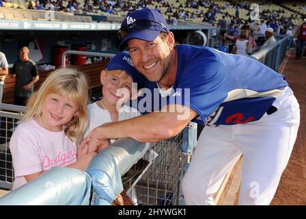 James Denton mit Sohn Sheppard und Tochter Malin beim jährlichen Hollywood Stars Game 51. im Dodger Stadium in Los Angeles, USA Stockfoto