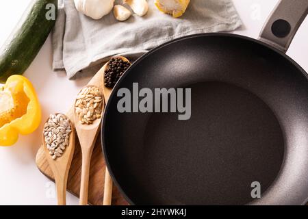 Direkt über Schuss verschiedener Zutaten mit Pfanne auf Tisch, Platz kopieren Stockfoto