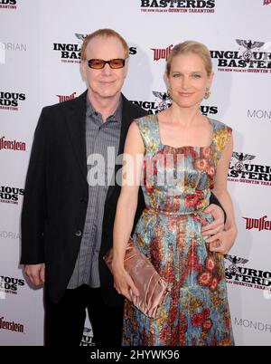 Danny Elfman und Bridget Fonda bei der Premiere von „Inglourious Basterds“ in Los Angeles im Grauman's Chinese Theatre in Hollywood, Kalifornien. Stockfoto