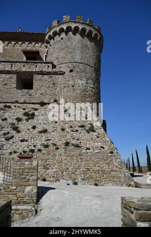 Die Mauern einer alten mittelalterlichen Burg in Rocca Cilento, einem mittelalterlichen Dorf in der Provinz Salerno, Italien. Stockfoto