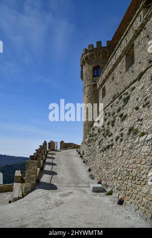 Die Mauern einer alten mittelalterlichen Burg in Rocca Cilento, einem mittelalterlichen Dorf in der Provinz Salerno, Italien. Stockfoto