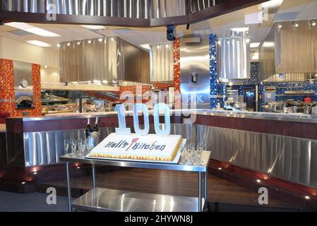 Das Set von Hell's Kitchen in Culver City, Kalifornien, wird als Küchenchef Gordon Ramsay die Episode von „Hell's Kitchen“ aus dem Jahr 100. feiert. Stockfoto