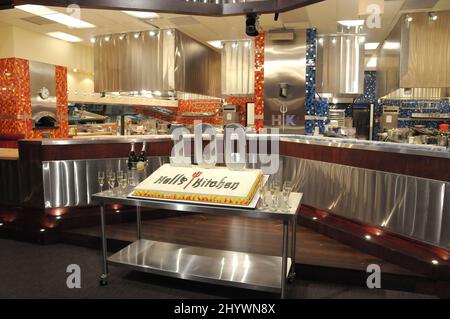 Das Set von Hell's Kitchen in Culver City, Kalifornien, wird als Küchenchef Gordon Ramsay die Episode von „Hell's Kitchen“ aus dem Jahr 100. feiert. Stockfoto