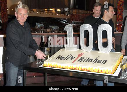 Küchenchef Gordon Ramsay feiert die Episode von „Hell's Kitchen“ aus dem Jahr 100. am Set von Hell's Kitchen in Culver City, Kalifornien. Stockfoto