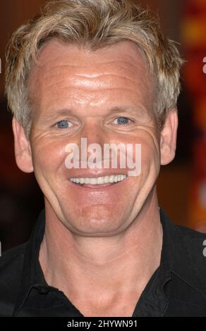 Küchenchef Gordon Ramsay feiert die Episode von „Hell's Kitchen“ aus dem Jahr 100. am Set von Hell's Kitchen in Culver City, Kalifornien. Stockfoto