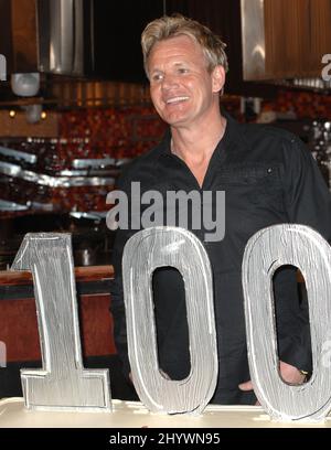 Küchenchef Gordon Ramsay feiert die Episode von „Hell's Kitchen“ aus dem Jahr 100. am Set von Hell's Kitchen in Culver City, Kalifornien. Stockfoto