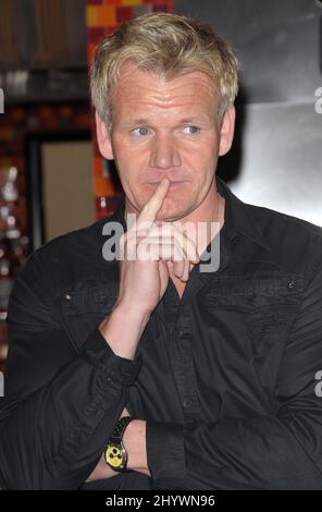 Küchenchef Gordon Ramsay feiert die Episode von „Hell's Kitchen“ aus dem Jahr 100. am Set von Hell's Kitchen in Culver City, Kalifornien. Stockfoto