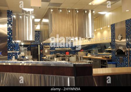 Das Set von Hell's Kitchen in Culver City, Kalifornien, wird als Küchenchef Gordon Ramsay die Episode von „Hell's Kitchen“ aus dem Jahr 100. feiert. Stockfoto