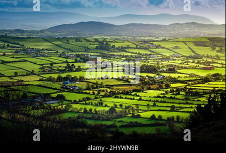 Ring of Gullion in der Grafschaft Armagh der Standort eines ausgestorbenen Vulkans und Blaslöcher, Nordirland Stockfoto