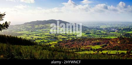 Ring of Gullion in der Grafschaft Armagh der Standort eines ausgestorbenen Vulkans und Blaslöcher, Nordirland Stockfoto