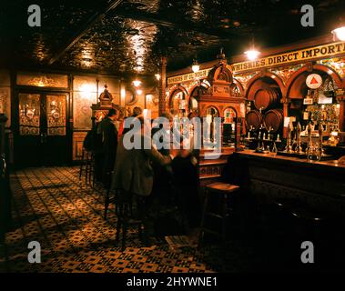 Die Crown Bar in Belfast Nordirland wurde restauriert und befindet sich im Besitz des Northern Ireland National Trust Stockfoto