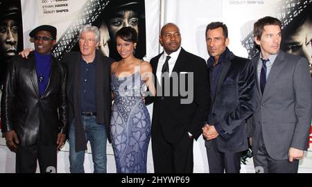 Wesley Snipes, Richard Gere, Shannon Kane, Antoine Fuqua, Wass Stevens und Ethan Hawke bei der New Yorker Premiere von „Brooklyn's Finest“, die im AMC Theatre, New York, stattfand. Stockfoto