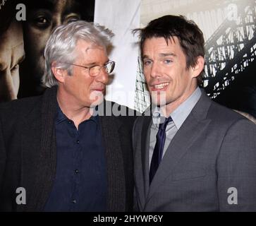 Richard Gere und Ethan Hawke bei der New Yorker Premiere „Brooklyn's Finest“ im AMC Theatre, New York. Stockfoto