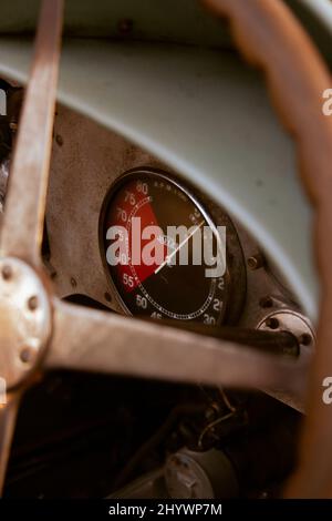 Tachometer eines alten klassischen Rennfahrers Stockfoto