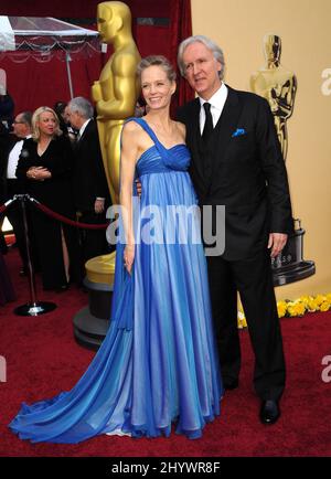 James Cameron und seine Frau Suzy Amis kommen bei den Annual Academy Awards 82. an, die im Kodak Kodak Theatre, Los Angeles, Kalifornien, abgehalten werden Stockfoto