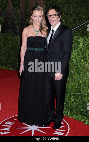 7. März 2010: West Hollywood, CA Christine Taylor und Ben Stiller kommen zur Vanity Fair Oscar Party 2010 im Sunset Tower Hotel, Los Angeles Stockfoto