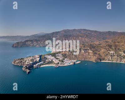 Schöne Luftaufnahme von La Herradura Costa del Sol Spanien. Blick auf die spanische Landschaft, Berge, Küstenstadt, Mittelmeer Stockfoto