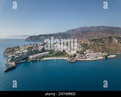 Schöne Luftaufnahme von La Herradura Costa del Sol Spanien. Blick auf die spanische Landschaft, Berge, Küstenstadt, Mittelmeer Stockfoto