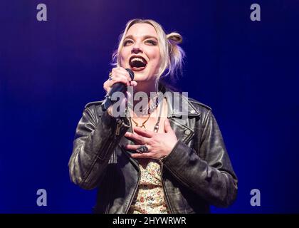 Lzzy Hale von Halestorm spielt live bei einem Konzert im Shepherd's Bush Empire in London am 13. März 2022 Stockfoto