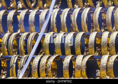 Schmuckgeschäft Fenster mit einer riesigen Auswahl an Goldschmuck Armbänder, Ketten Stockfoto