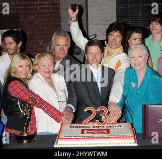 Brandon Beemer, Katherine Kelly lang, Bradley Bell, John McCook, Ronn Moss, Lee Bell, Susan Flannery und Zack Conroy während der Jubiläumsfeier „The Bold and the Beautiful“ zum 23.. Geburtstag, die am Set in den CBS Studios, Kalifornien, stattfand Stockfoto