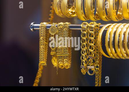 Schmuckgeschäft Fenster mit einer riesigen Auswahl an Goldschmuck Armbänder, Ketten Stockfoto