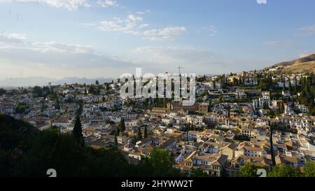 Schöne Stadt in der Nähe der Hügel unter dem klaren Himmel in Granada, Spanien Stockfoto