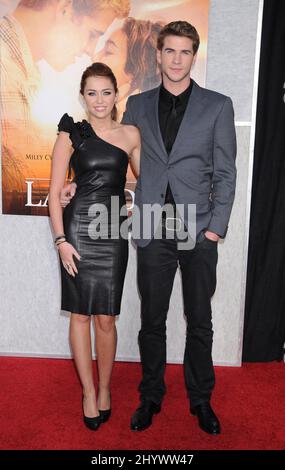 Miley Cyrus und Liam Hemsworth bei der Weltpremiere „The Last Song“ im ArcLight Hollywood Cinema, Hollywood. Stockfoto