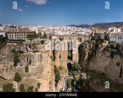 Luftaufnahme von Ronda Landschaft und Gebäude mit Brücke Puente Nuevo, Andalusien, Spanien Stockfoto