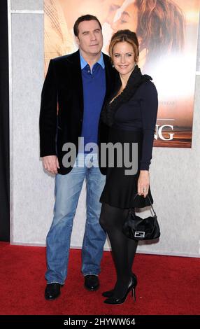 John Travolta und Kelly Preston bei der Weltpremiere „The Last Song“ im ArcLight Hollywood Cinema, Hollywood. Stockfoto