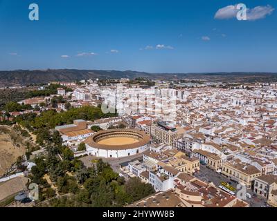 Luftaufnahme von Ronda Landschaft und Gebäude mit Brücke Puente Nuevo, Andalusien, Spanien Stockfoto