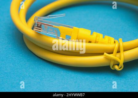 gelbes Netzwerkkabel Stockfoto