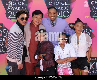 Trey Smith, Jackie Chan, Jaden Smith, will Smith, Willow Smith und Jada Pinkett Smith bei der Ankunft bei Nickelodeon's Annual Kid's Choice Awards 23. in Westwood, Los Angeles. Stockfoto