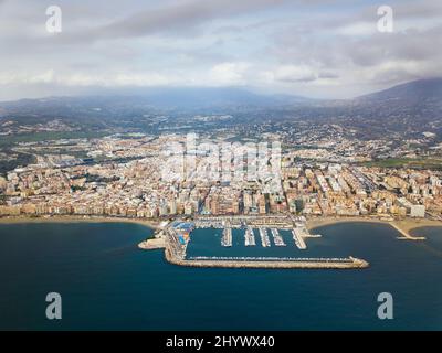 Luftpanorama der schönen Hafenstadt Fuengirola in Südspanien von Malaga im November Stockfoto