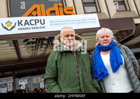 Viktor Batenko und Larisa Novakovic geben der Tschechischen Nachrichtenagentur ein Interview, als sie am 15. März 2022 die Registrierung beim regionalen Hilfszentrum für ukrainische Flüchtlinge im Kongresszentrum von Aldis in Hradec Kralove, Tschechien, abgeschlossen haben. Die Ukrainer fliehen vor dem Krieg, nachdem Russland am 24. Februar in die Ukraine eingedrungen war. Flüchtlinge können die notwendigen Dokumente, einschließlich Krankenversicherung, arrangieren und erhalten im Zentrum humanitäre Grundhilfe. Außerdem werden die Mitarbeiter des Arbeitsamtes vor Ort sein, um ihnen Ratschläge zu geben. (CTK-Foto/David Tanecek) Stockfoto