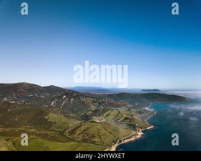 Schöner Luftblick über die Straße von Gibraltar von Tarifa City, Spanien.der südeuropäische Punkt. Stockfoto