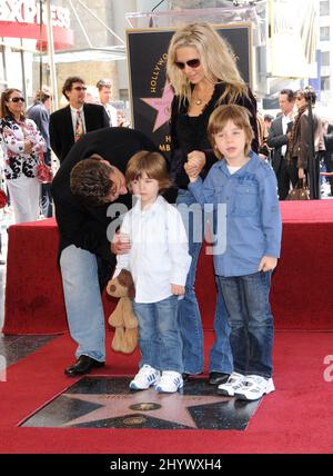 Russell Crowe, Frau Danielle Spencer, Söhne Charles Crowe und Tennyson Crow als Russell wird auf dem Hollywood Walk of Fame, Kalifornien, mit einem Stern ausgezeichnet Stockfoto