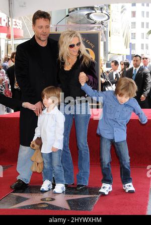 Russell Crowe, Frau Danielle Spencer, Söhne Charles Crowe und Tennyson Crow als Russell wird auf dem Hollywood Walk of Fame, Kalifornien, mit einem Stern ausgezeichnet Stockfoto