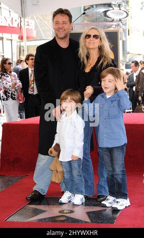 Russell Crowe, Frau Danielle Spencer, Söhne Charles Crowe und Tennyson Crow als Russell wird auf dem Hollywood Walk of Fame, Kalifornien, mit einem Stern ausgezeichnet Stockfoto