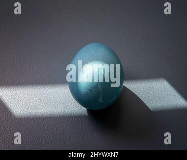 Stillleben eines gefärbten Eies auf dunklem Grund. Stockfoto